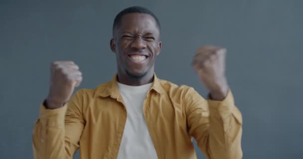 Αργή Κίνηση Πορτρέτο Του Ενθουσιασμένου Νεαρού Αφροαμερικανού Που Εκφράζει Χαρά — Αρχείο Βίντεο