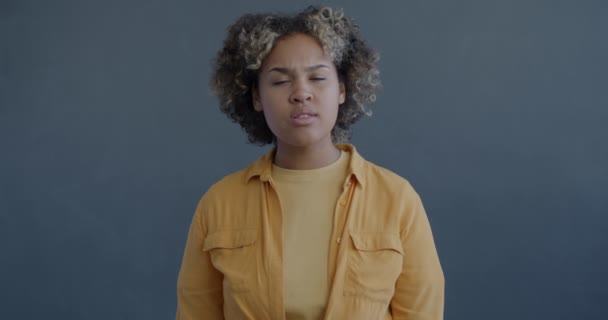 Αργή Κίνηση Πορτρέτο Της Συγκεχυμένης Νεαρή Αφροαμερικανή Γυναίκα Συγκινητικό Αυτί — Αρχείο Βίντεο
