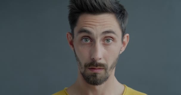 Gros Plan Portrait Ralenti Jeune Homme Joyeux Amical Agitant Main — Video