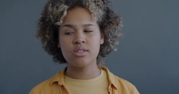 Close Slow Motion Portret Afroamerykanki Toczące Oczy Szarym Tle Koloru — Wideo stockowe