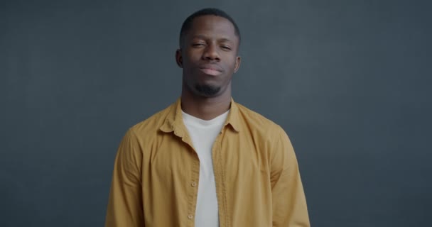 Zpomalený Portrét Afroameričana Jak Vrtí Prstem Aby Přestal Zakazovat Šedém — Stock video