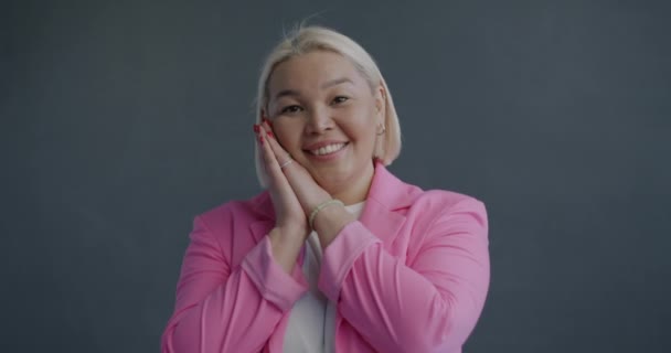 Zpomalený Film Portrét Šťastné Asijské Dámy Těší Rozkošný Pohled Gestikulující — Stock video