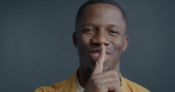 Närbild Slow Motion Porträtt Afroamerikansk Man Ler Rörande Läppar Med — Stockvideo