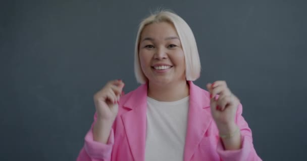 Повільний Портрет Щасливої Азіатської Ділової Жінки Яка Танцює Весело Відзначаючи — стокове відео