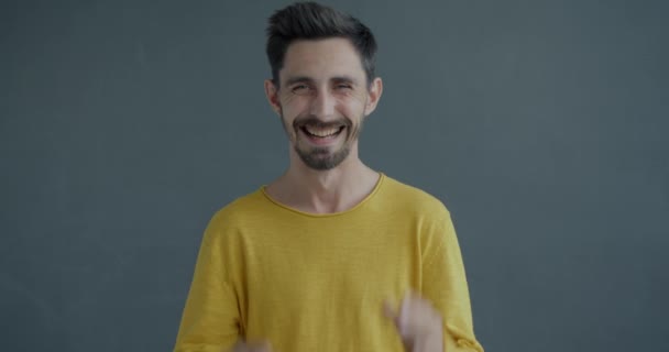 Powolny Portret Szczęśliwego Młodzieńca Śmiejącego Się Klaszczącego Dłonie Patrzącego Kamerę — Wideo stockowe