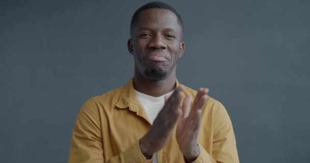 Movimento Lento Homem Afro Americano Satisfeito Batendo Palmas Mostrando Gesto — Vídeo de Stock