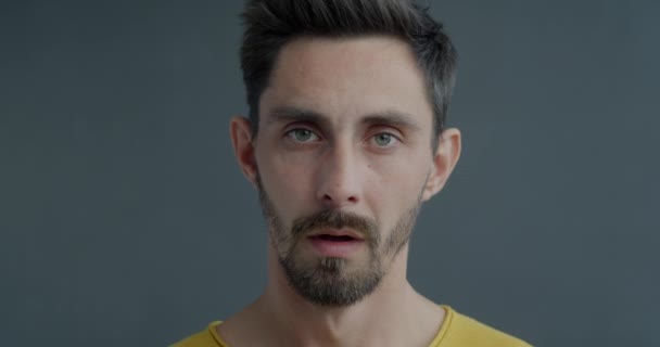 近照慢镜头的不快乐的家伙做自杀手势和镜头在灰色背景 人与负面情绪概念 — 图库视频影像