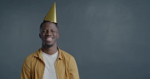 Αργή Κίνηση Πορτρέτο Του Χαρούμενου Αφροαμερικανού Άνδρα Φορώντας Καπέλο Κόμμα — Αρχείο Βίντεο