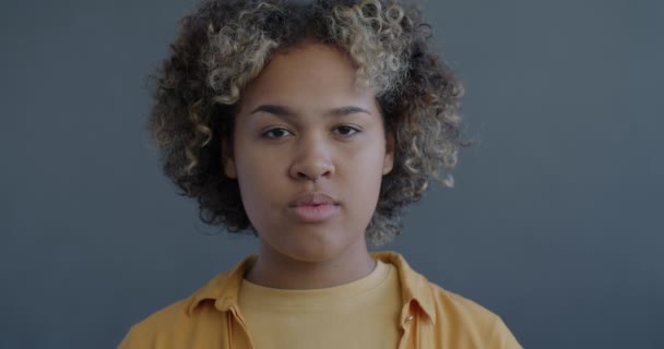 Gros Plan Portrait Ralenti Une Femme Afro Américaine Sérieuse Zippant — Video