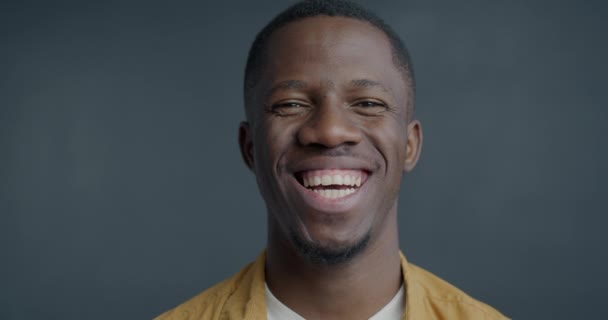 Close Slow Motion Portret Van Vrolijke Afro Amerikaanse Man Lachen — Stockvideo