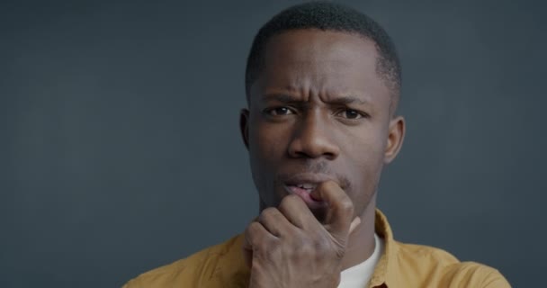 Zblízka Pomalý Film Portrét Nervózního Afroameričana Jak Kouše Nehty Dívá — Stock video