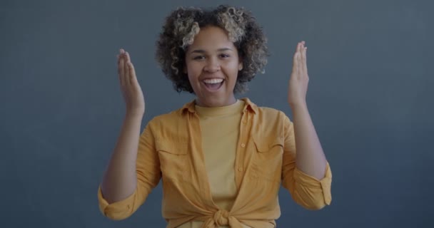 Zeitlupenporträt Einer Lebenslustigen Afroamerikanerin Die Verstecken Spielt Und Lacht Und — Stockvideo