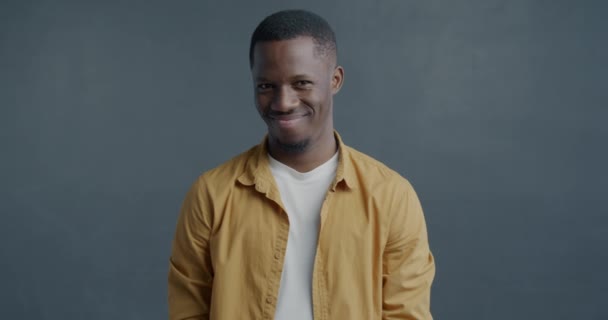 Slow Motion Porträtt Leende Afroamerikansk Man Ger Dekorerad Presentförpackning Tittar — Stockvideo