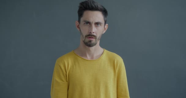 Zeitlupenporträt Eines Strengen Jungen Mannes Der Den Arm Zur Kamera — Stockvideo