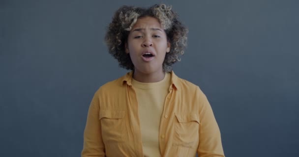 Zpomalený Portrét Usmívající Afroameričanky Která Užívá Rozkošného Výhledu Pohybuje Dotýká — Stock video