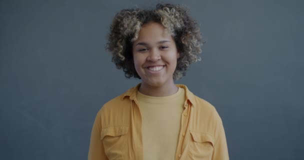 Slow Motion Portret Van Vrolijke Afro Amerikaanse Vrouw Blogger Wijzen — Stockvideo
