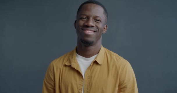 Portrait Ralenti Homme Afro Américain Affectueux Faisant Geste Cœur Battant — Video