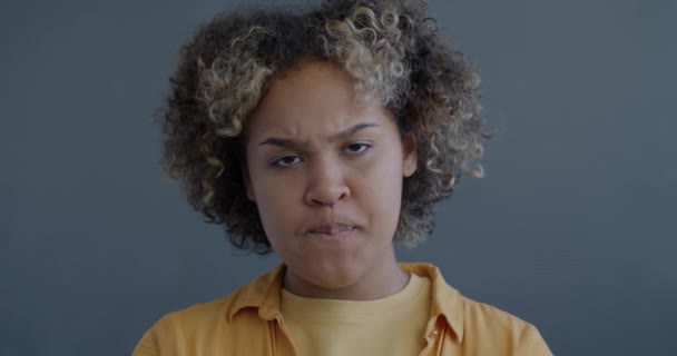 Close Slow Motion Portret Obrażonej Wściekłej Afroamerykanki Patrząc Aparat Wyrażając — Wideo stockowe