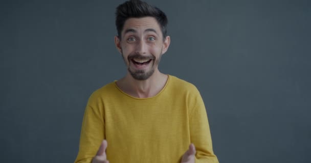 Zeitlupenporträt Eines Aufgeregten Und Überraschten Jungen Mannes Der Lachend Seine — Stockvideo