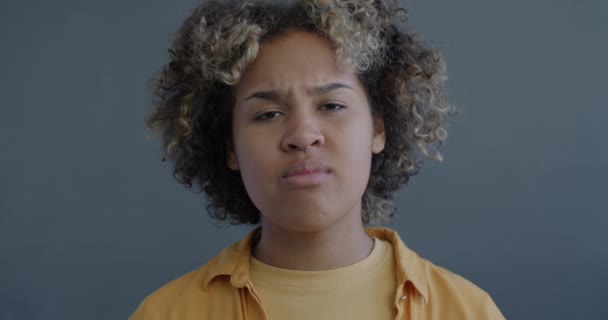 Primer Plano Retrato Cámara Lenta Infeliz Mujer Afroamericana Que Sufre — Vídeos de Stock
