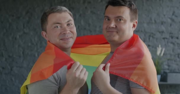 Lento Movimento Feliz Gay Homens Coberto Com Arco Íris Lgbtq — Vídeo de Stock