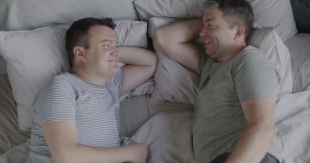 Ovanifrån Glada Homosexuella Par Pyjamas Liggande Sängen Håller Händerna Leende — Stockvideo