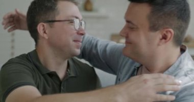 Romantik genç erkek eşcinsel çift evde sevgi ve ilgi göstererek ilişkiden zevk alıyorlar. LGBTQ insanları ve duygular için özgürlük.