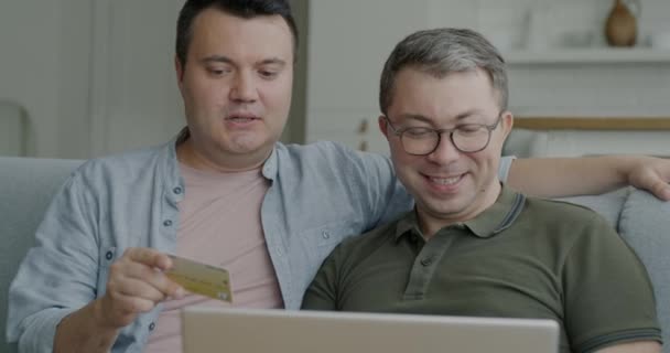 Fröhliche Schwule Männer Die Online Mit Bankkarte Bezahlen Internet Shop — Stockvideo