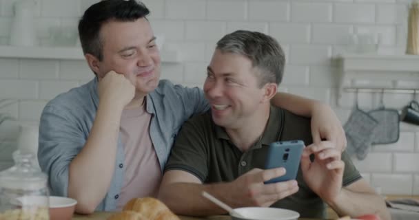 Det Bekymmerslösa Homosexuella Paret Använder Smartphone Svepande Skärm Prata Och — Stockvideo