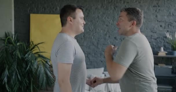 Radostný Gay Pár Jak Tančí Baví Hudbou Ložnici Bytě Romantický — Stock video