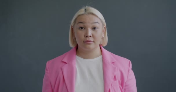 Zpomalený Portrét Asijské Podnikatelky Klepající Hlavu Dívající Kameru Nesouhlasem Šedém — Stock video