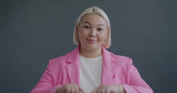 Asyalı Bir Kadının Sevgi Dolu Portresi Elleriyle Kalp Hareketi Yapıyor — Stok video