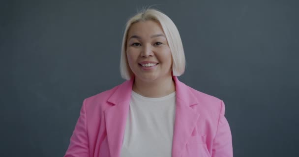 Повільний Портрет Щасливої Азіатської Бізнес Леді Показує Жест Руки Посміхаючись — стокове відео