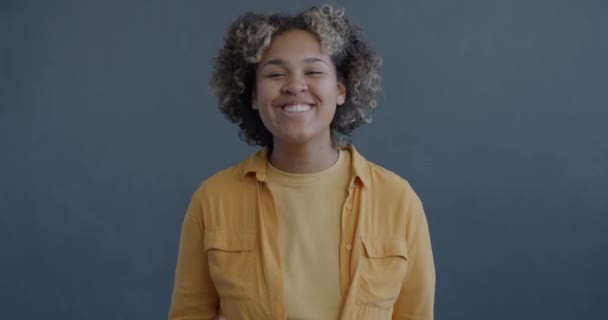 Zeitlupenporträt Einer Liebevollen Afroamerikanerin Die Lächelnd Luftküsse Sendet Und Die — Stockvideo
