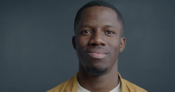 Крупним Планом Повільний Портрет Веселого Афроамериканця Який Посміхається Блискавкою Рота — стокове відео