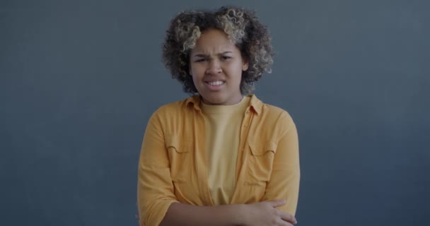 Ritratto Rallentatore Donna Afroamericana Confusa Che Mostra Sei Pazzo Gesto — Video Stock