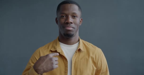 Retrato Cámara Lenta Del Hombre Afroamericano Apuntándose Mismo Agitando Dedo — Vídeo de stock