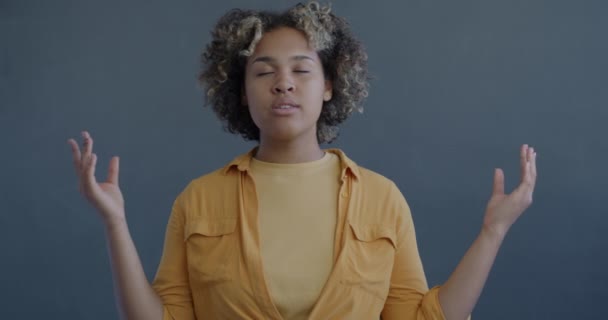 Portret Mișcare Lentă Tinerei Femei Afro Americane Care Meditează Relaxarea — Videoclip de stoc