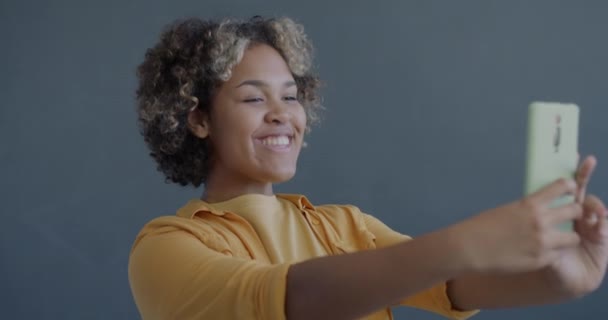 Slow Motion Porträtt Glad Afroamerikansk Kvinna Poserar För Kameran Tar — Stockvideo