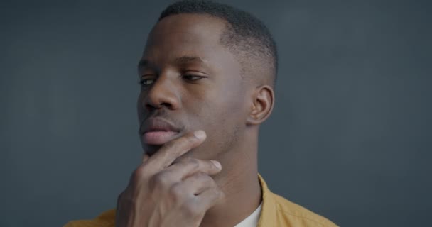 Close Zeitlupe Porträt Eines Nachdenklichen Afroamerikaners Der Sein Kinn Berührt — Stockvideo