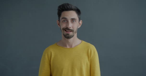 Slow Motion Porträtt Ung Man Ler Rörande Läppar Ber Tystnad — Stockvideo