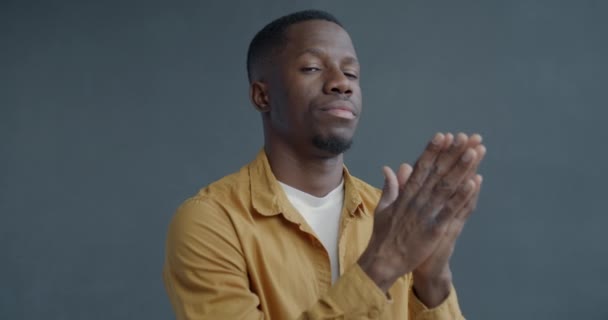 Langsom Bevægelse Portræt Ulykkelig Afrikansk Amerikansk Fyr Klappe Hænder Følelse – Stock-video