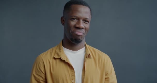 Повільний Портрет Ласкавої Афроамериканської Людини Виражає Любов Роблячи Жест Серцевої — стокове відео