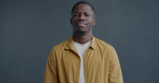 Slow Motion Portret Van Teleurgestelde Afro Amerikaanse Man Tonen Duimen — Stockvideo