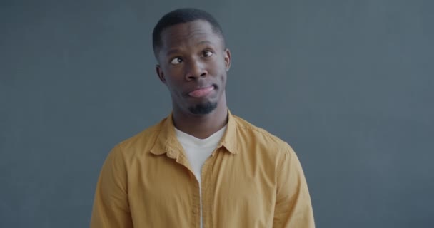Lassú Mozgású Portré Vidám Afro Amerikai Személyről Vicces Arcokat Vágva — Stock videók