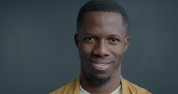 Крупним Планом Повільний Рух Афроамериканського Чоловіка Кидає Головою Посміхаючись Висловлюючи — стокове відео