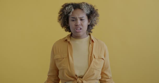 Retrato Cámara Lenta Una Mujer Afroamericana Confusa Frustrada Agitando Cabeza — Vídeos de Stock