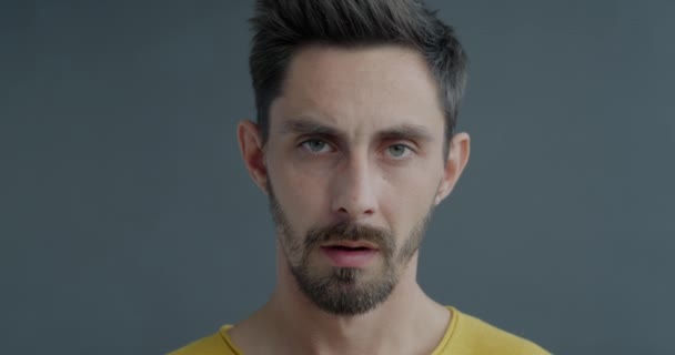 Detailní Zpomalený Portrét Otráveného Chlapa Jak Potřásá Hlavou Vyjadřuje Nesouhlas — Stock video