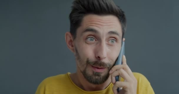 Nahaufnahme Porträt Eines Glücklichen Jungen Mannes Der Auf Seinem Handy — Stockvideo