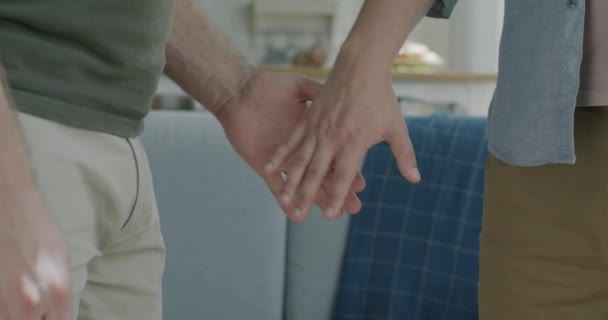自宅で愛を表現する手を握っている男性同性カップルのクローズアップ ロマンチックなゲイ関係と幸せな家族生活のコンセプト — ストック動画